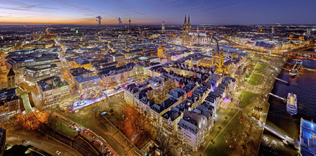 Kölner Altstadt während des Weihnachtsmarktes – © Ingo E. Fischer